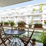 Veeve - A Balcony in Beaugrenelle